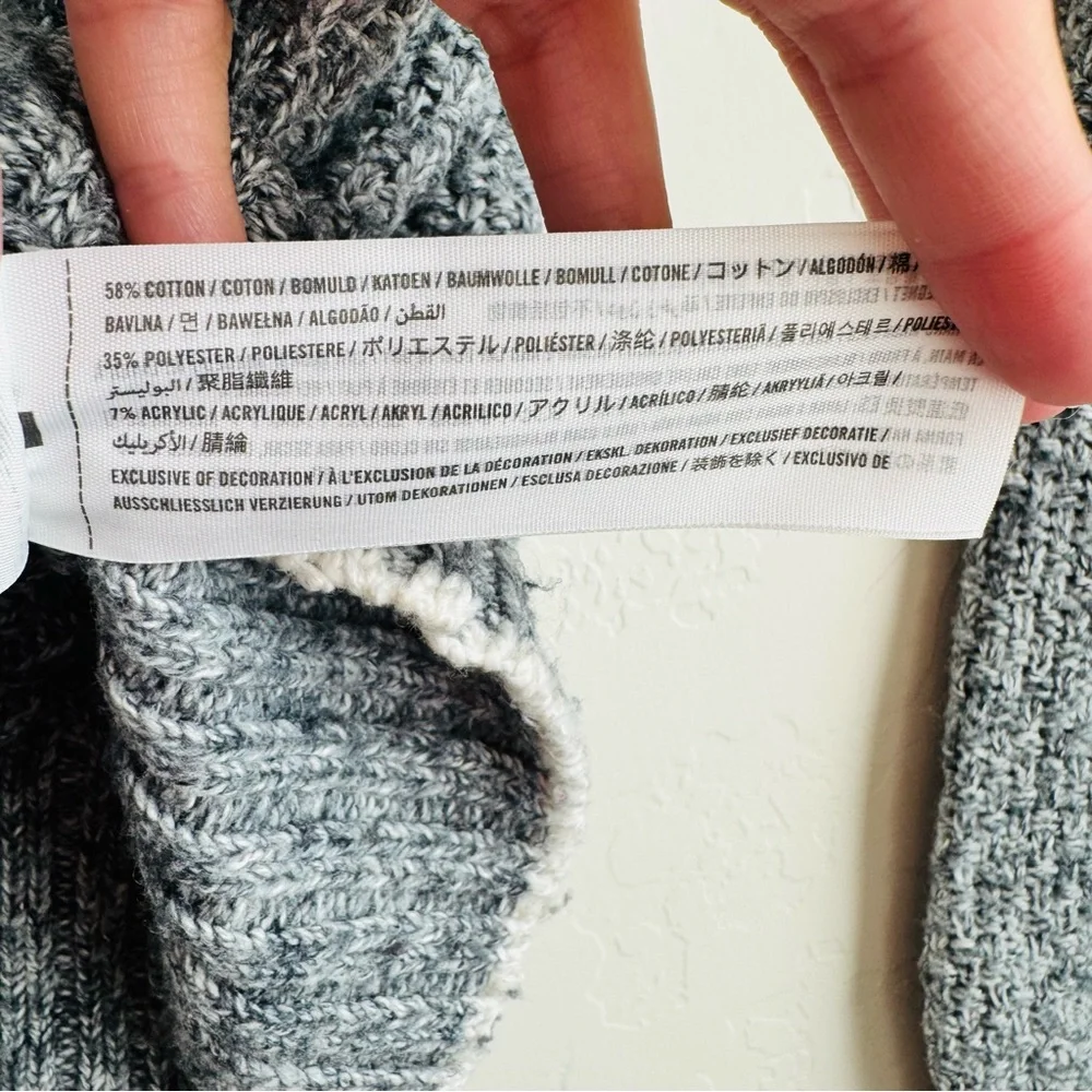 Abercrombie & Fitch Gray V-neck Sweater Size S